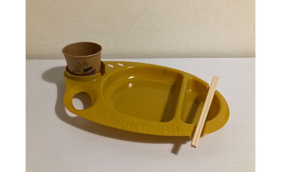 ペーパーカップ２０５ｍｌ　１８Ｐ未晒しロゴをトレイに入れている