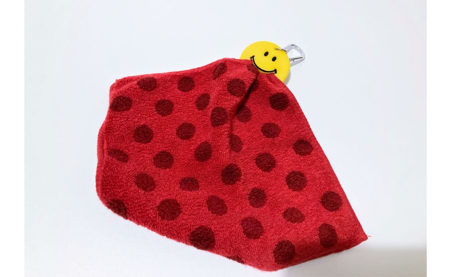 カラビナ付タオルホルダー スマイルにタオルを挟んでいる