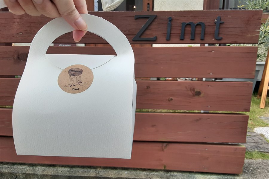 テイクアウトするとこんなかわいい箱に