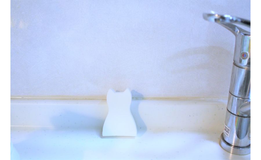 PVAダイカット吸水スポンジ ねこ型 2Pをキッチン周りに置いているところ