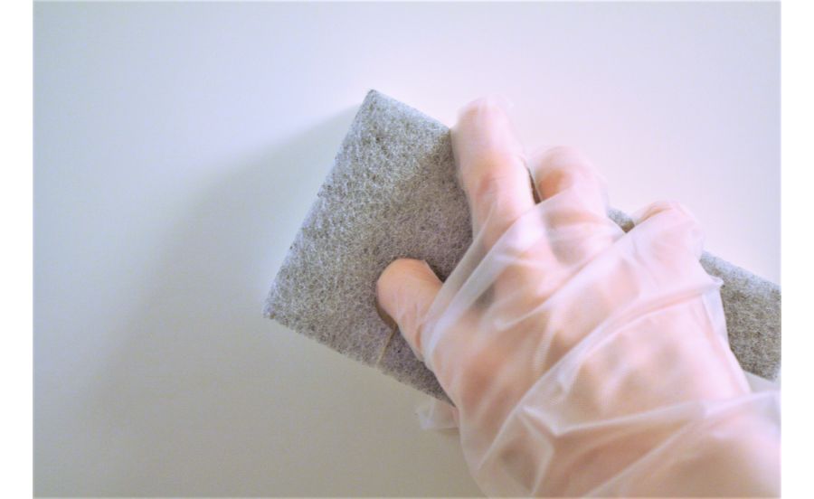 引っかけられるバススポンジ グレーでお風呂を掃除しているところ