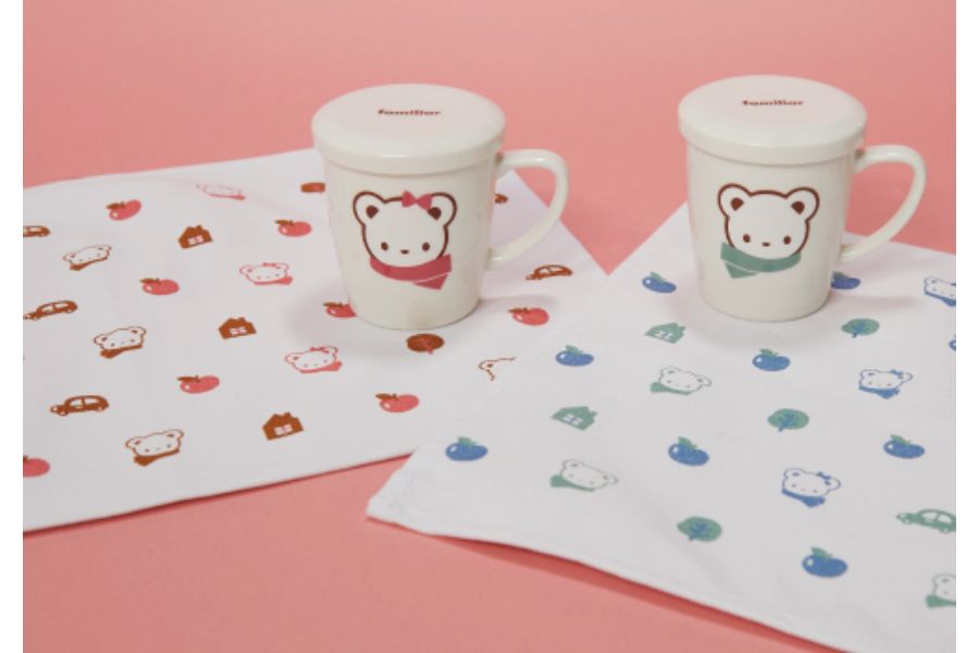 ノベルティマグカップとランチョンマット