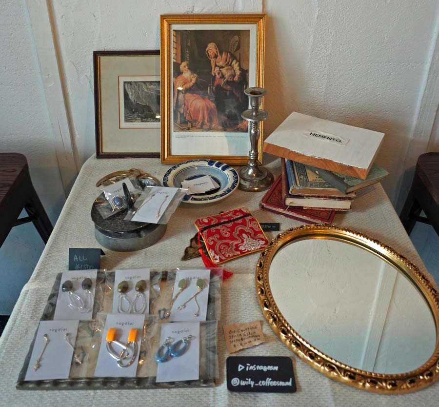 コーヒースタンドウィリーの店舗内で販売のアクセサリーブランドメメント