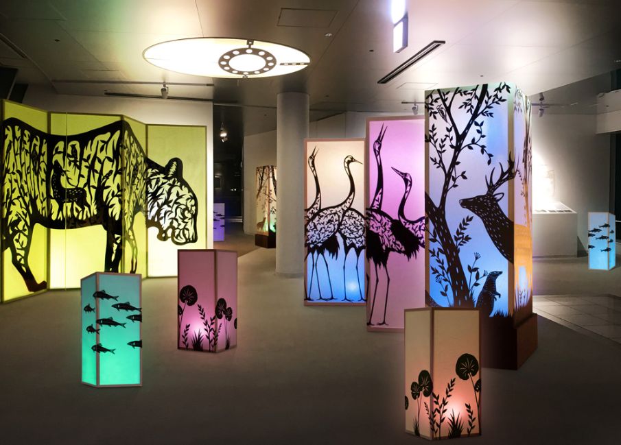 カラフルなライトと切り絵の空間