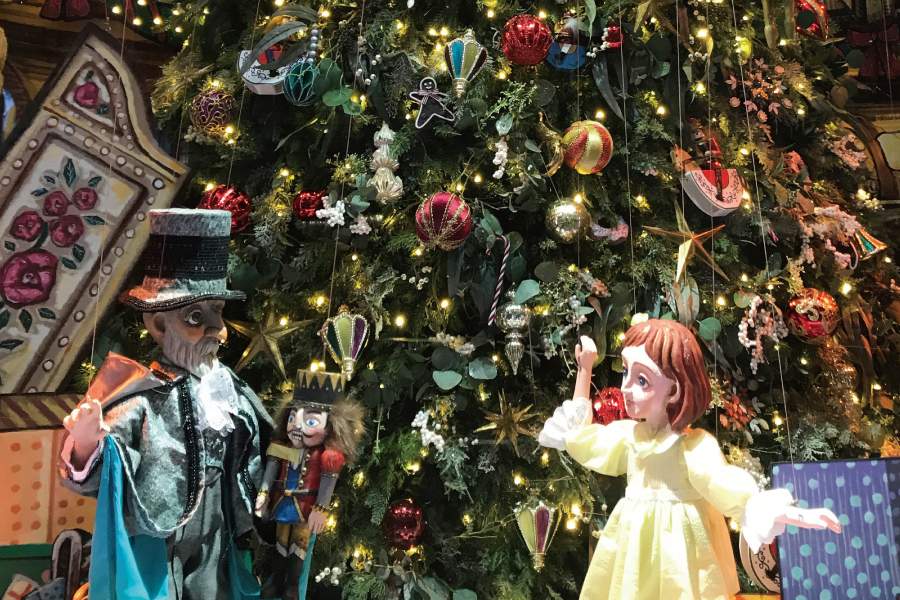 ひときわ華やぐ！阪急うめだ本店のクリスマスショーウィンドーの知られざる制作ストーリー【TOKK2021年12月号】