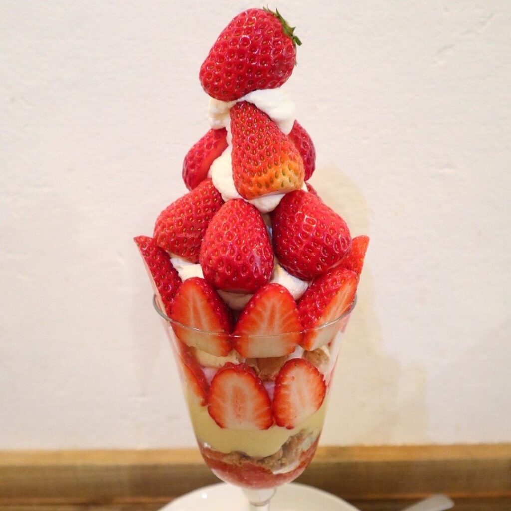 玄三庵のスイーツメニュー　いちごパフェ