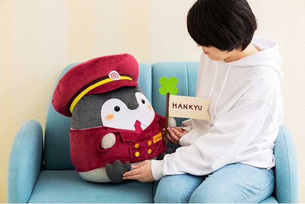 コウペンちゃん×阪急電車、装飾列車の「コウペンちゃんぬいぐるみ」を期間限定で受注販売！