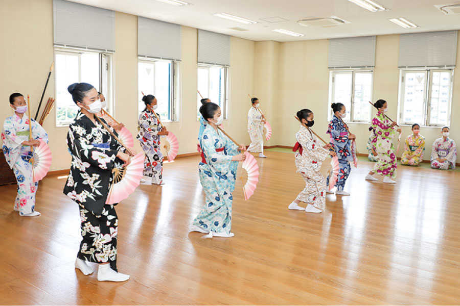 宝塚音楽学校でレッスンを。宝塚コドモアテネ 2022年度 新入生募集