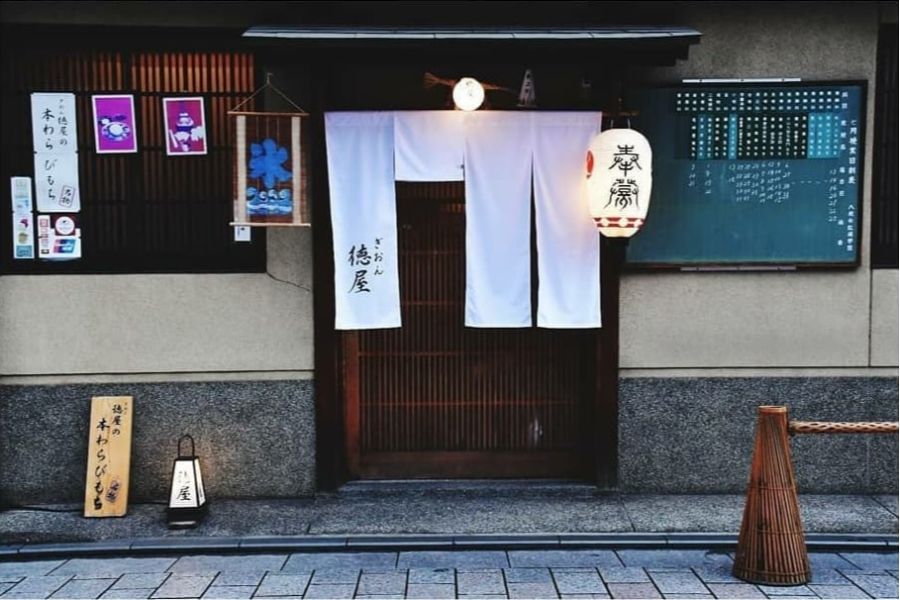 いかにも京都を感じさせる門構え