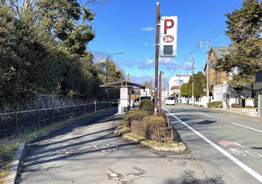 京都御苑の東側駐車場