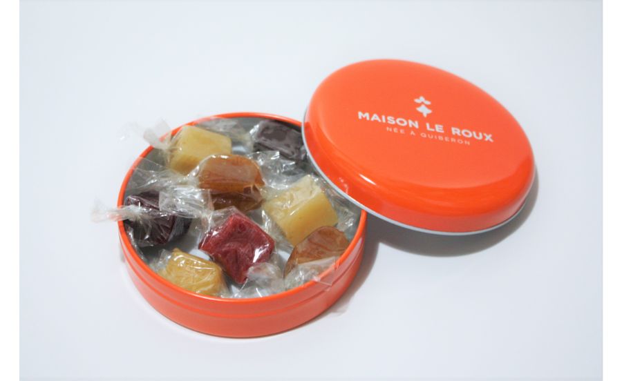 メゾンルルーのスタンダードアソートの缶を開けたところ