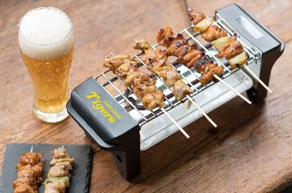 タイガースのロゴ入り焼き鳥グリル