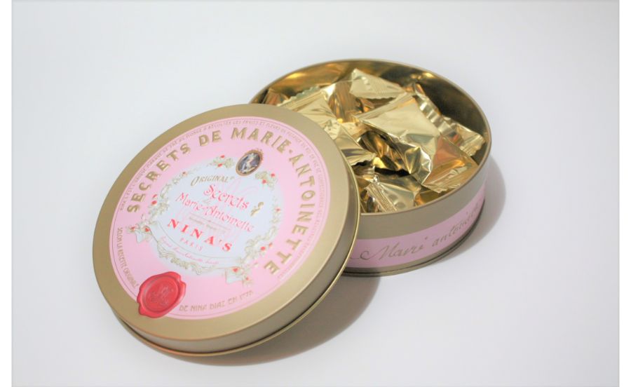 缶を開けたニナスのトリュフチョコレート