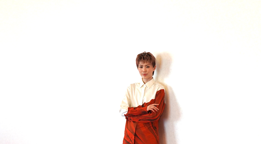 宝塚歌劇団・雪組トップスター彩風咲奈さんインタビュー 。江戸を舞台にした痛快な時代劇とビート感あふれるショーの二本立て。