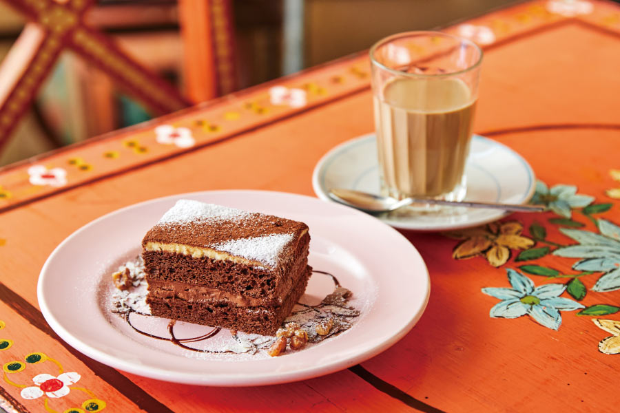 「チャイ」580円、「ゴータマショコラ」600円(セットなら980円)。スパイシーなチャイが好きな人は「マサラチャイ」600円がおすすめ。