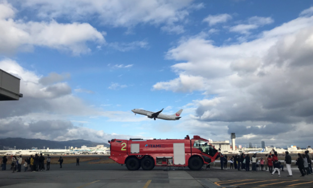 飛び立つ飛行機