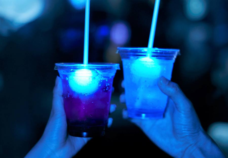 青く光るドリンク