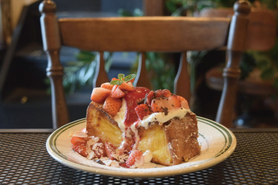 地元で人気の食パンを厚切りにした、外カリカリ、中フワフワの逸品。