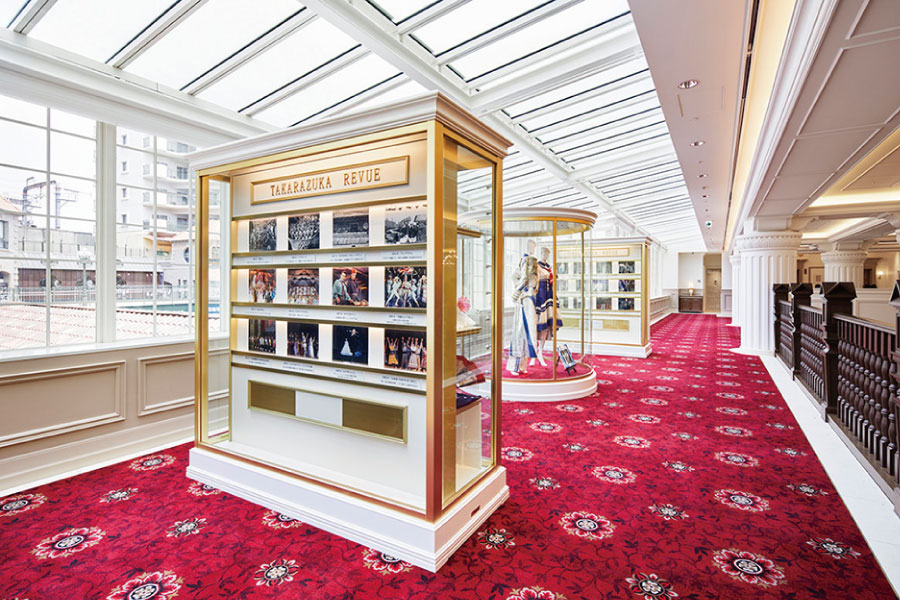 宝塚歌劇の衣装や小道具