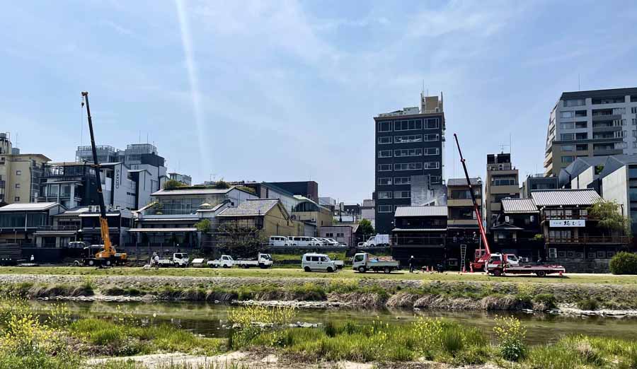 京都鴨川の川床の工事風景