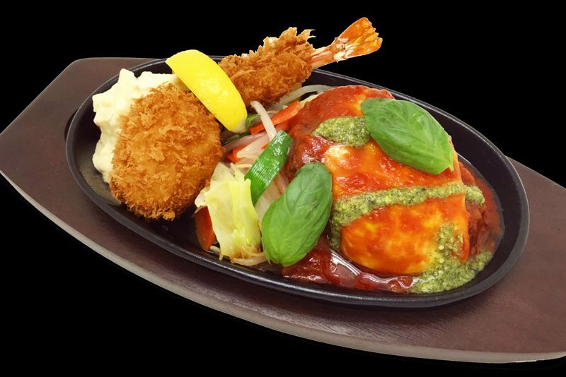 モッツァレラチーズハンバーグとシーフードフライセット