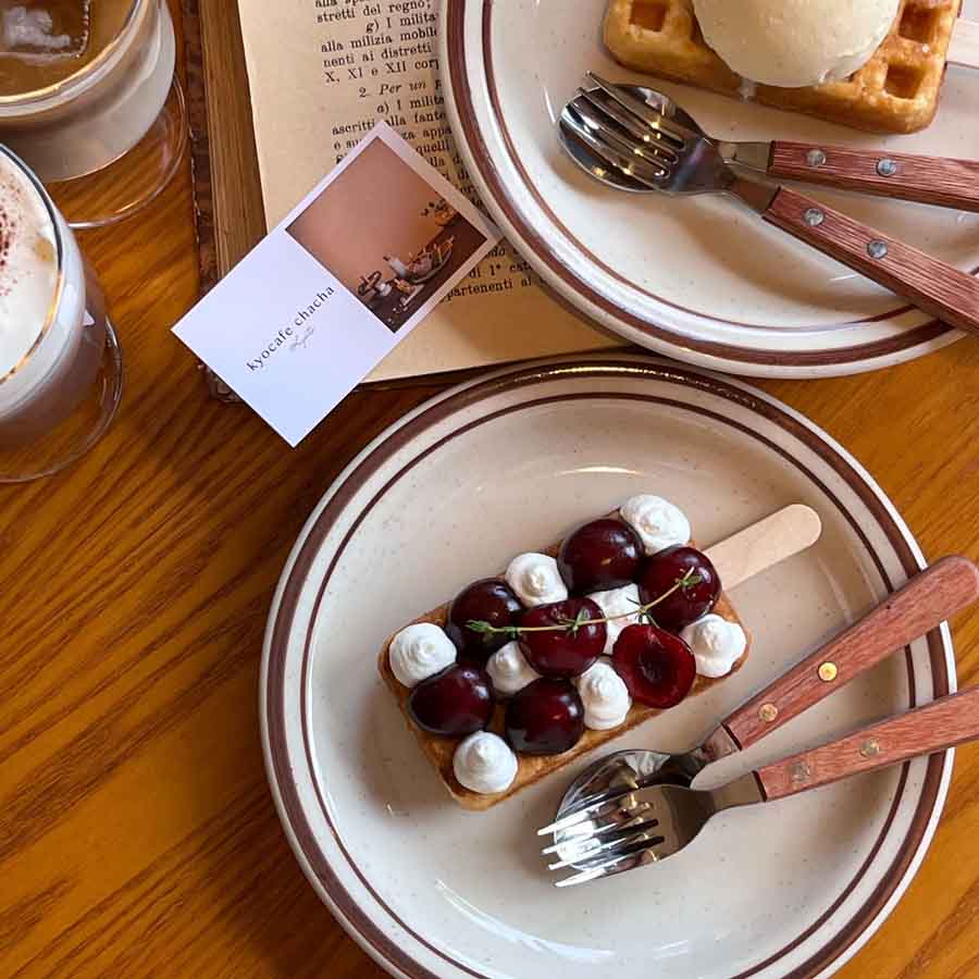 京カフェちゃちゃのチェリーワッフル生クリーム