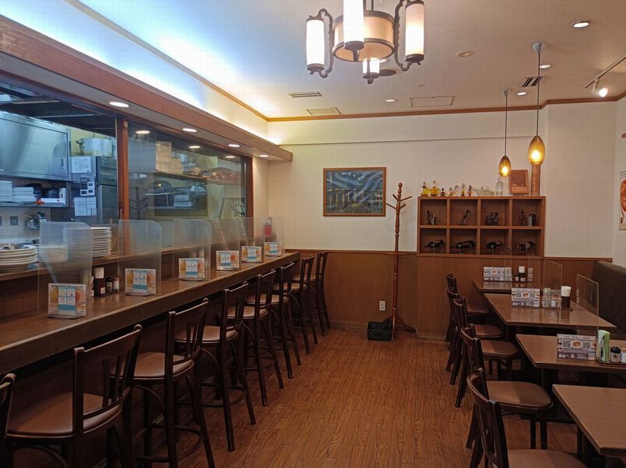 カジュアルで清潔感あふれる店内