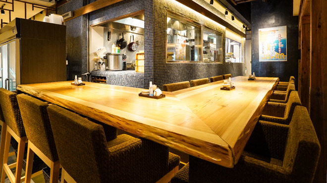 三重人のカウンター席