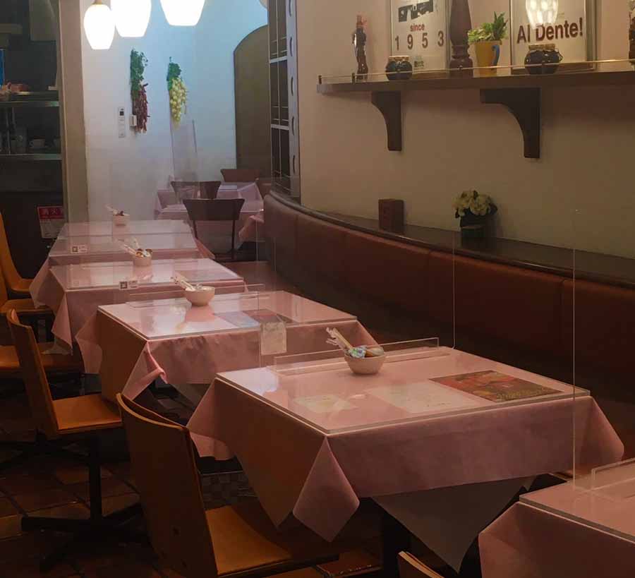 壁の穴梅田店の内観