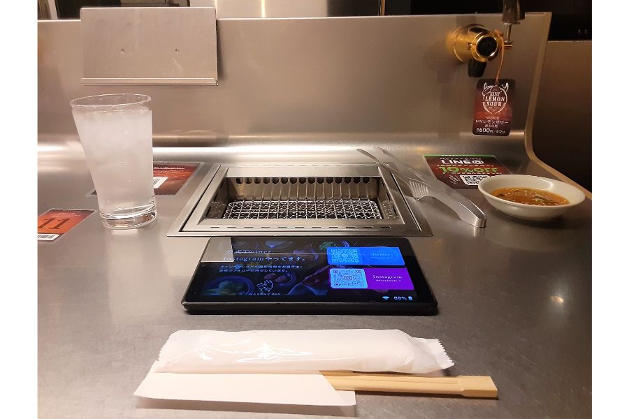 ひとりカルビ1965のカウンター席