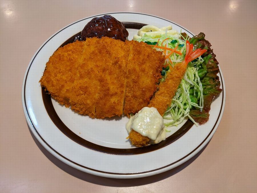 ハンバーグエビフライトンカツのサービス定食