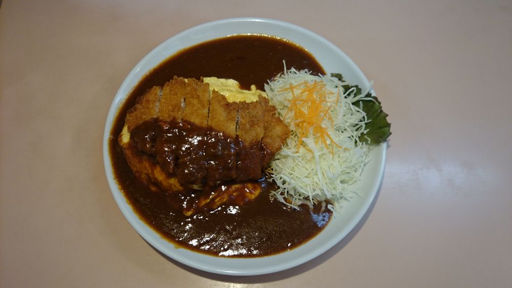 オムライスの上にとんかつが載った代表メニュー