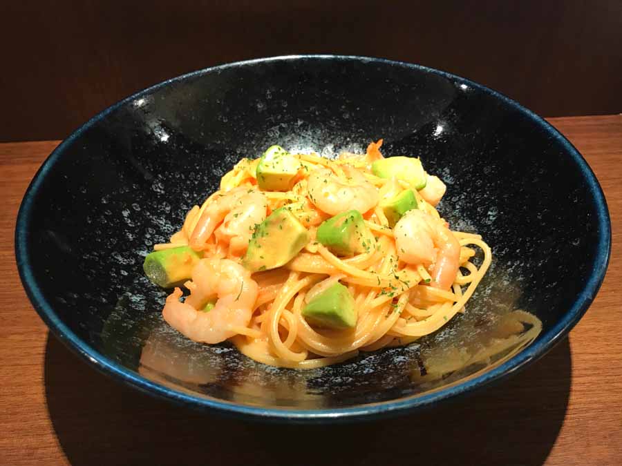 壁の穴のトマトクリームとアボカドのパスタ