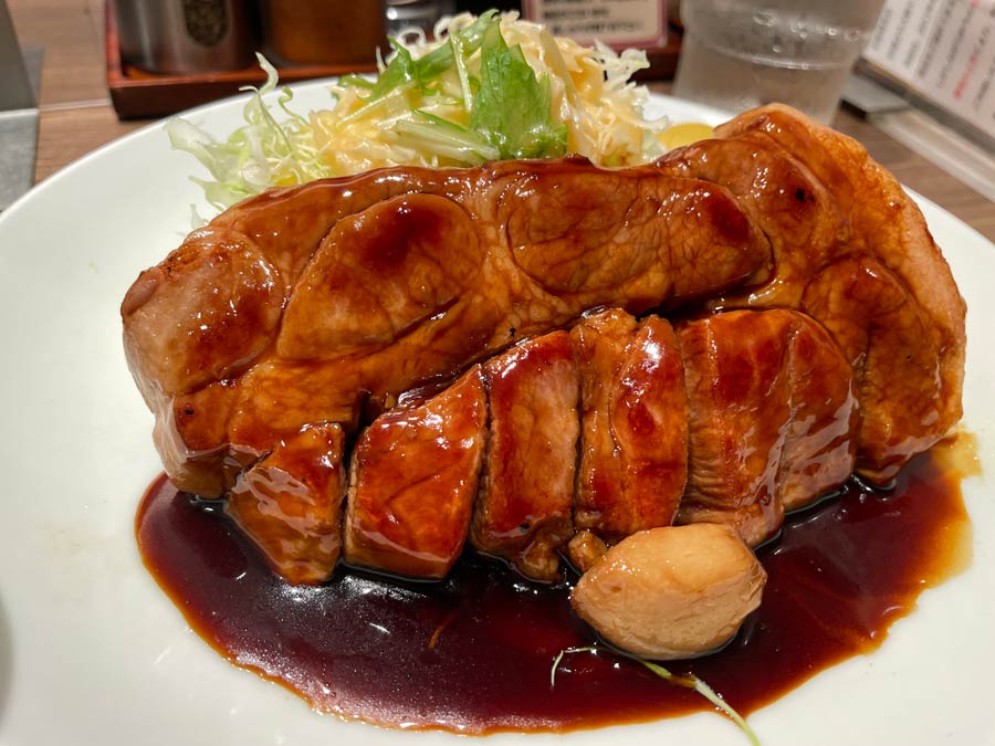 ボリューム満点の大阪トンテキ