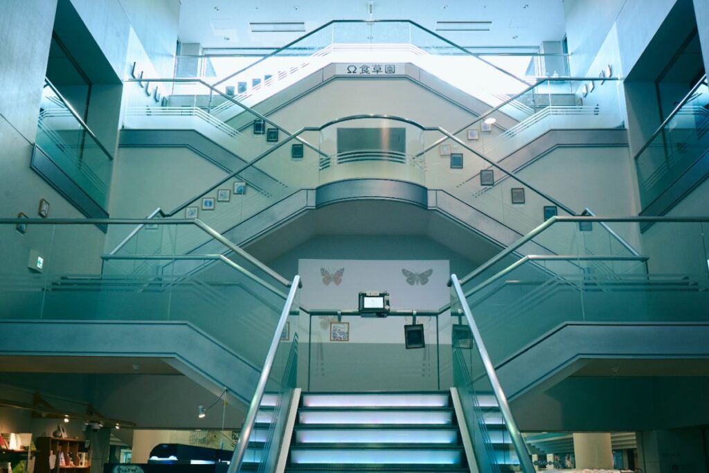 JT生命誌研究館の生命誌の階段