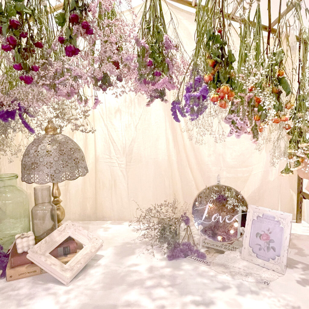 ドライフラワーが飾られたラベンダー色がおしゃれな店内