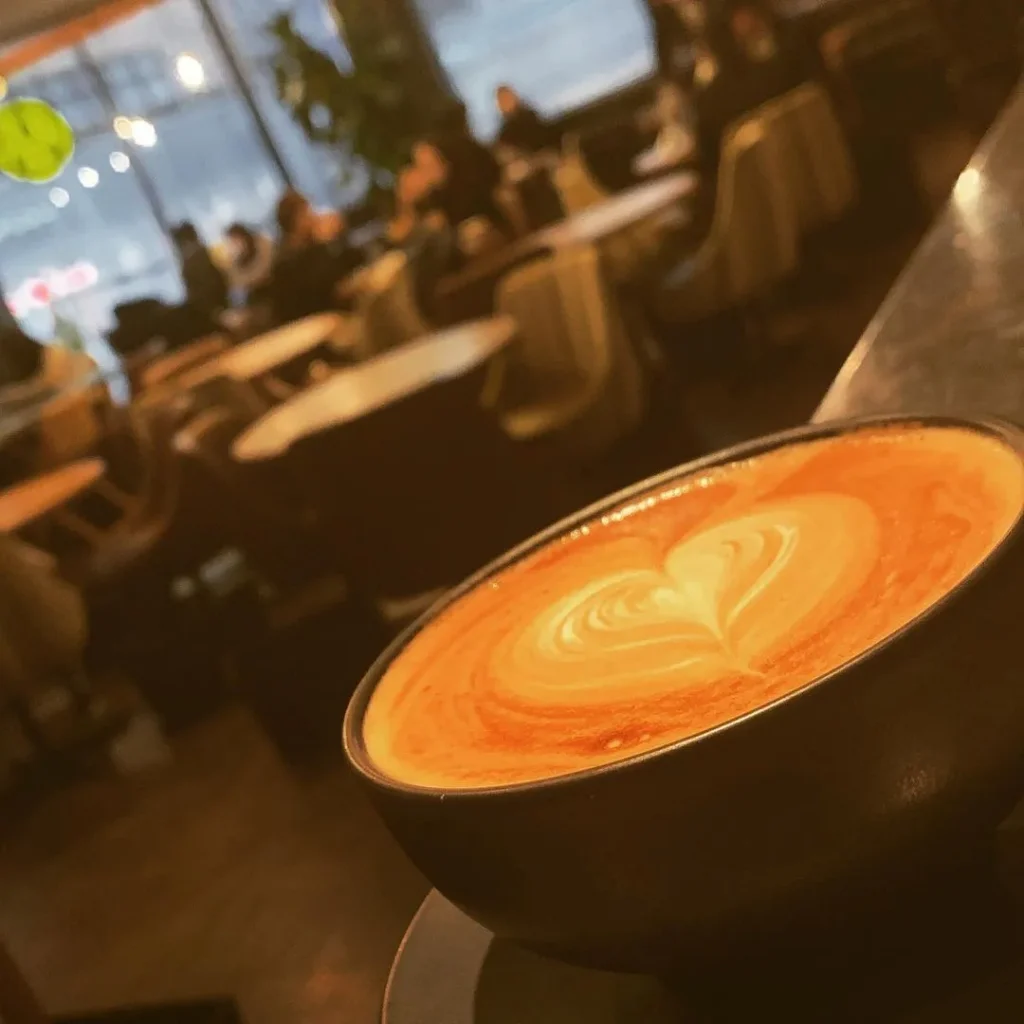 NU茶屋町のワイアードカフェ