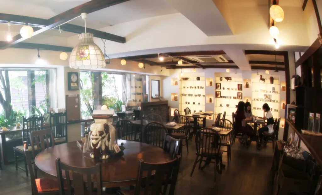 広々としたゆう工房カフェの内観