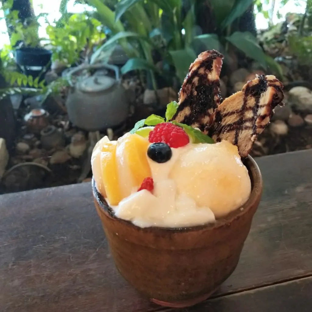 陶器作品を器にしたゆう工房のパフェ