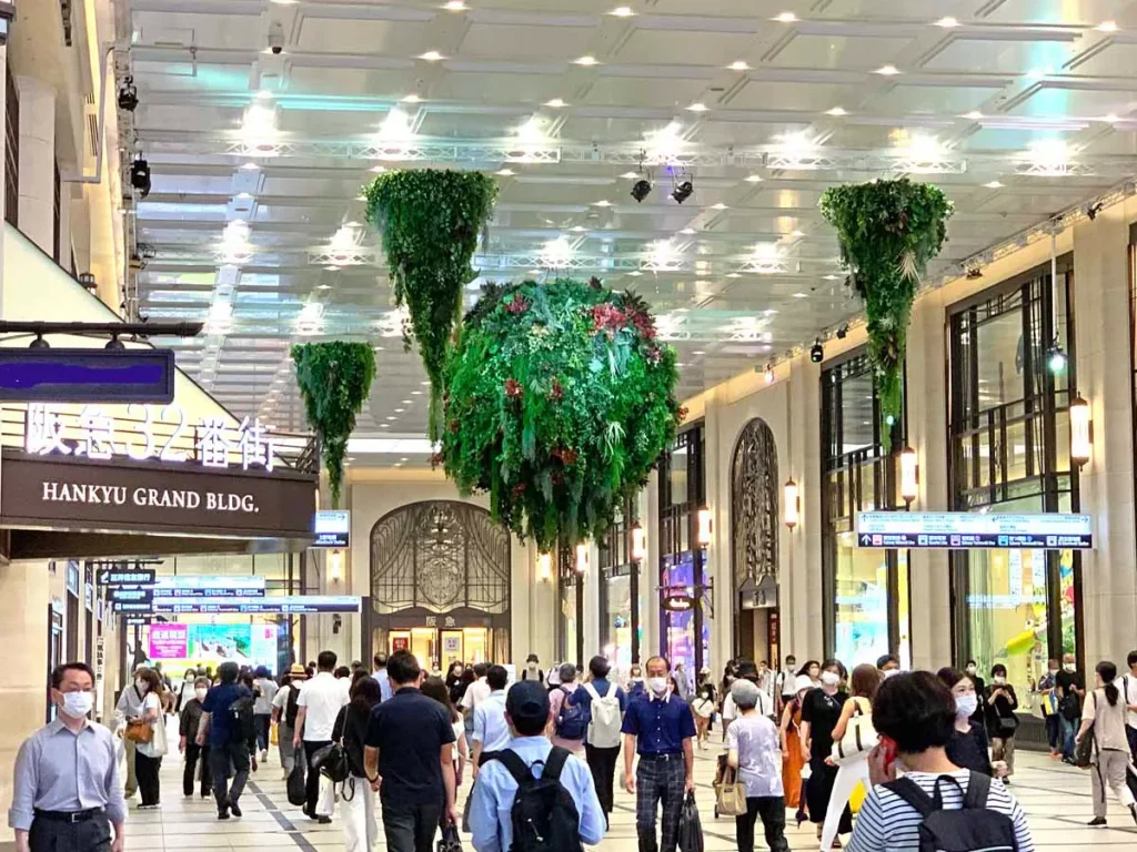 阪急うめだ本店前のコンコースに登場した夏の装飾