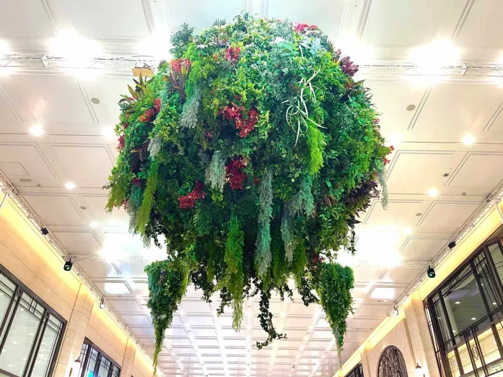 阪急うめだ本店前のコンコースに登場した夏の装飾