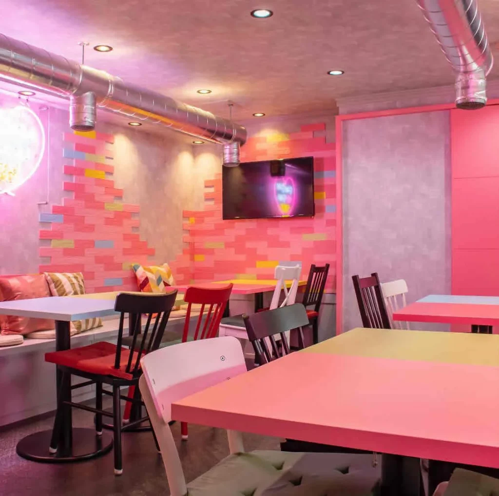 スリスリマスリ店内のモニターからはK-pop