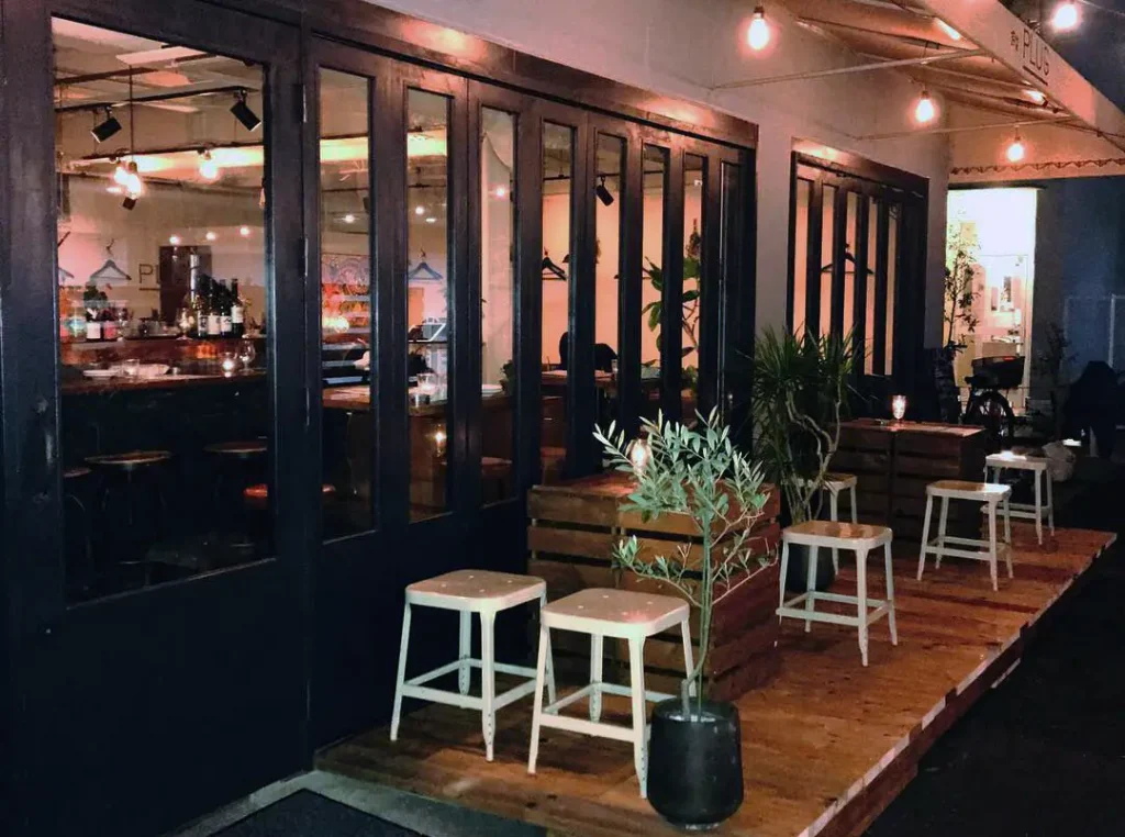 食堂プラグの夜の外観