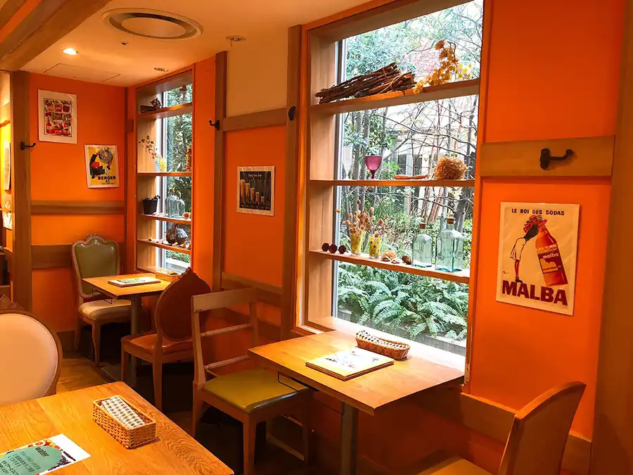 窓の外に緑が見えるティエラの内観