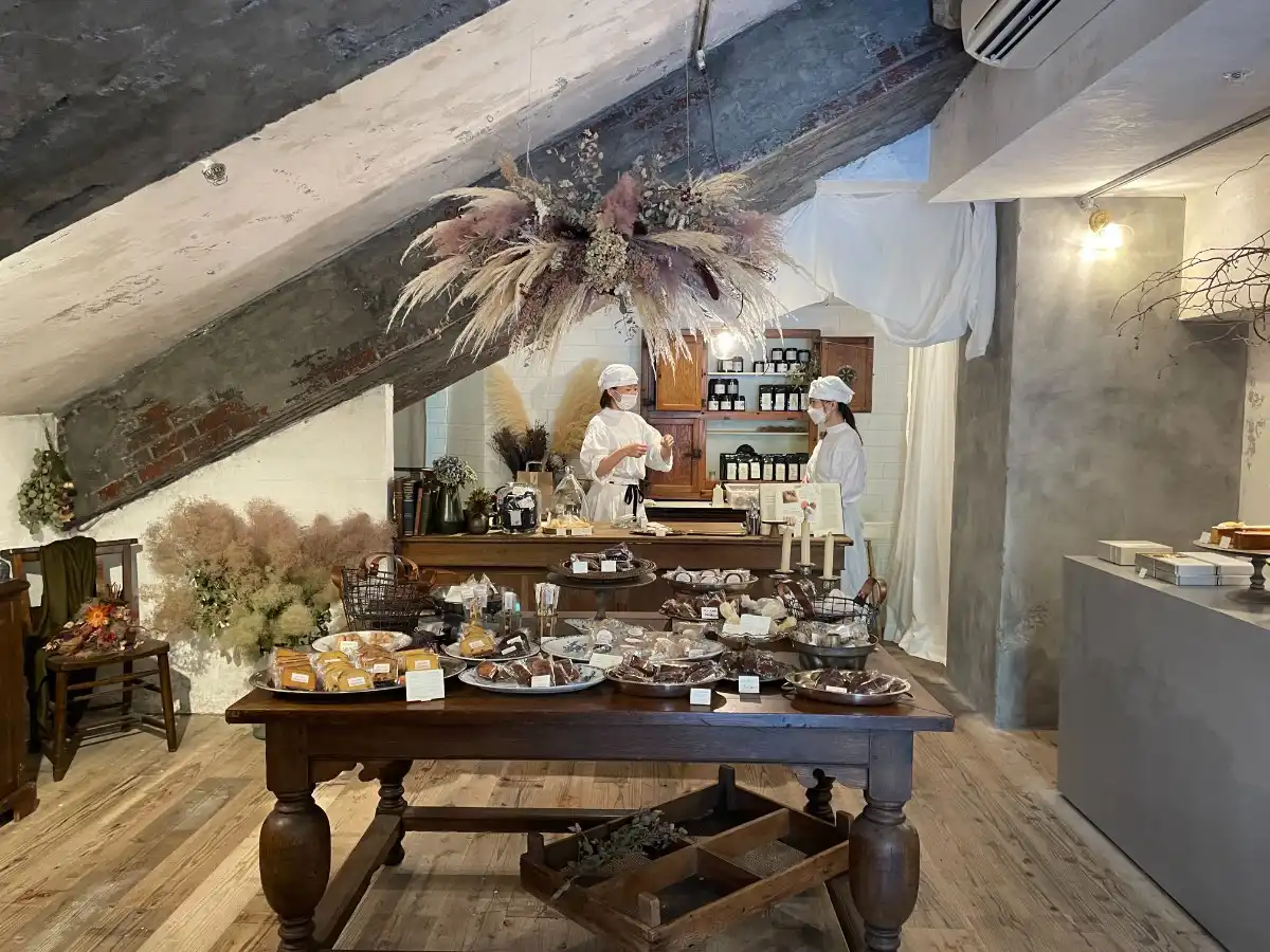 梅田に新オープン、焼き菓子と紅茶「グルニエ」が早くも人気に。ブリュレミルフィーユが新しい