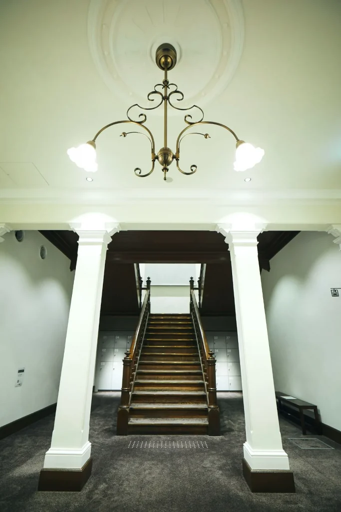 国立工芸館のレトロな内観