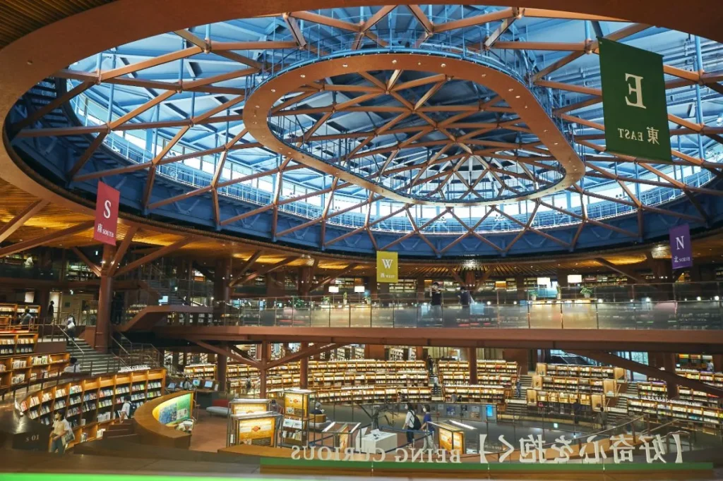 石川県立図書館の内観