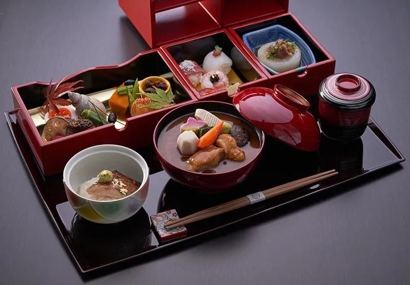 見城亭のランチ　宝石の箱赤