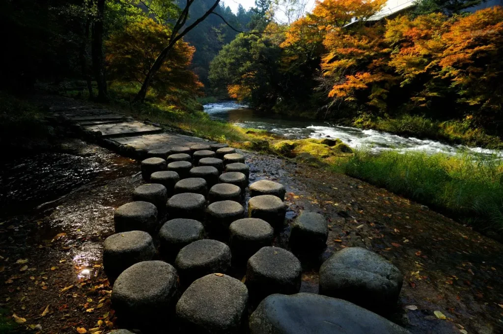 山中温泉のこおろぎ橋の秋の景色
