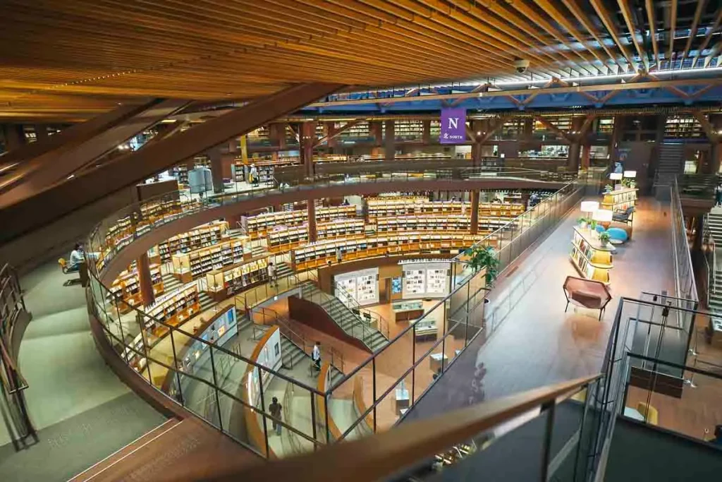 石川県立図書館の内観